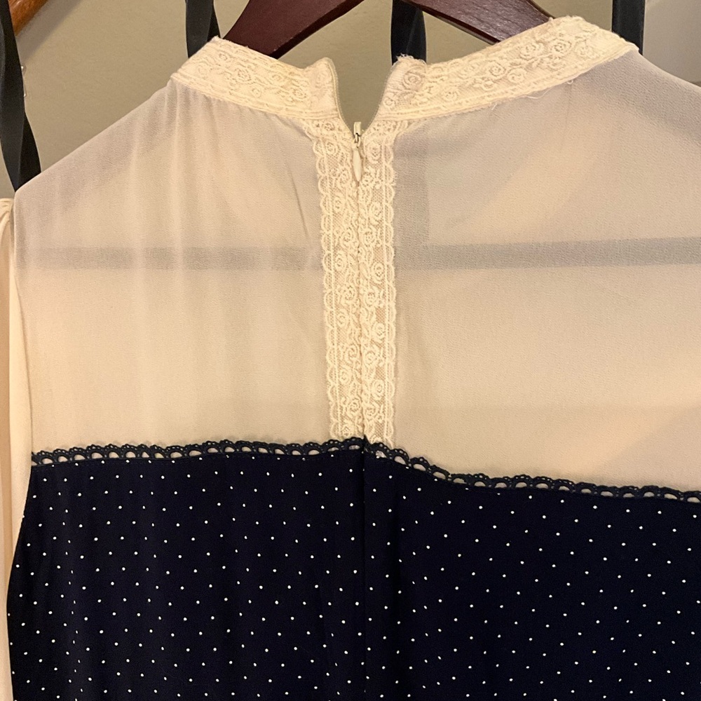 below the knee dress. Size L - Picture 4 of 5